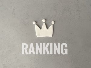 黒板に書かれたRANKINGの文字と王冠