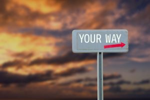 夕焼けに照らされるYOURWAYと書かれた看板